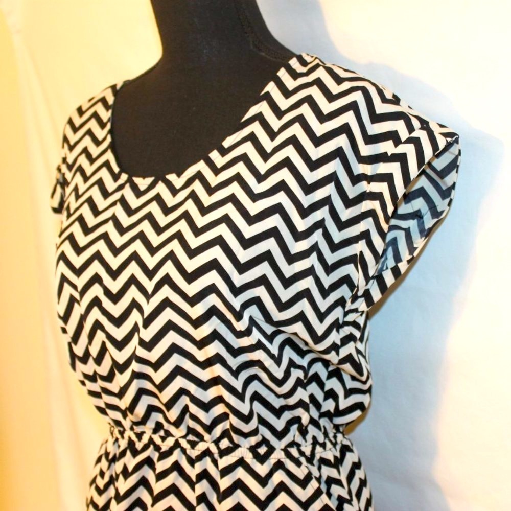 Candies Black & Ivory Chevron T-Shirt Dress Woman Size Medium Short Sleeve Open - Picture 9 of 10
